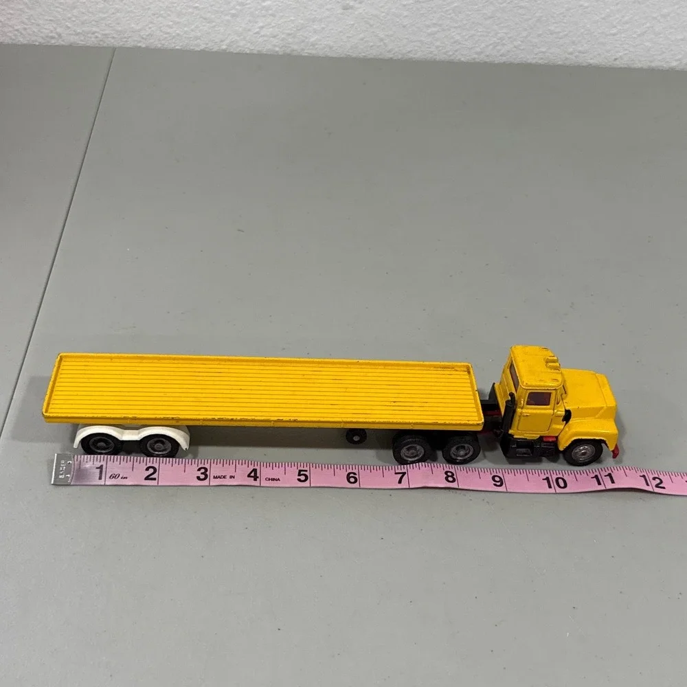 VTG Corgi Major Mack‎ Truck Yellow Semi Flatbed Trailer Diecast Made in Britain